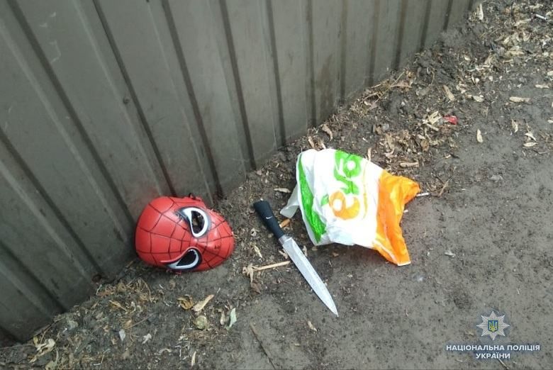 У Києві чоловік у масці кіногероя вчиняв розбійні напади на кредитні установи У Києві чоловік у масці кіногероя вчиняв розбійні напади на кредитні установи