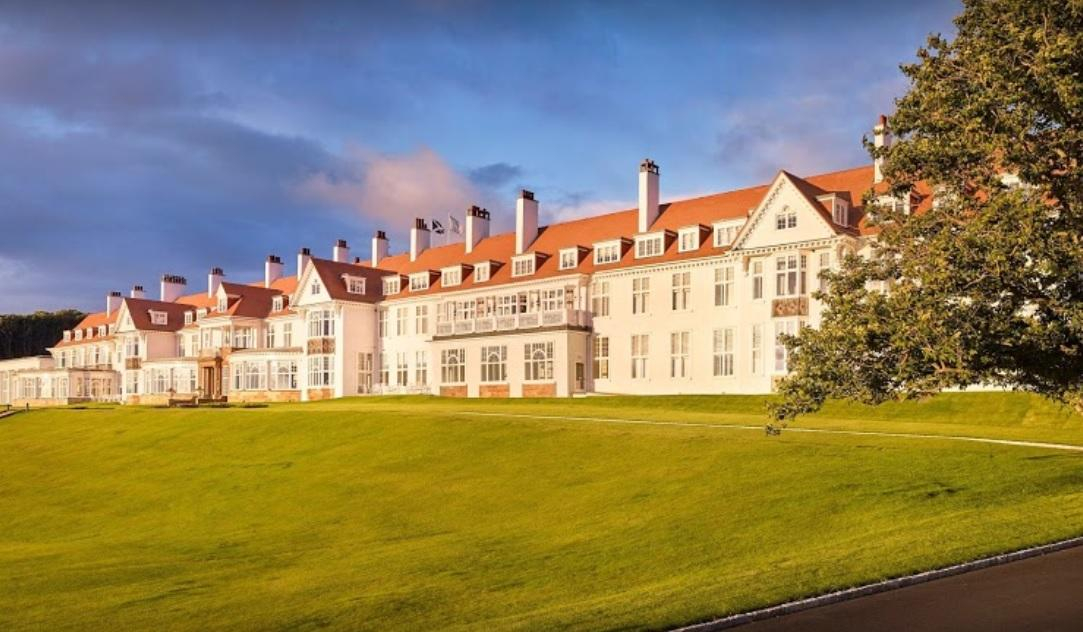 Шотландца задержали после того, как он пролетел над курортом Трампа с протестным плакатом