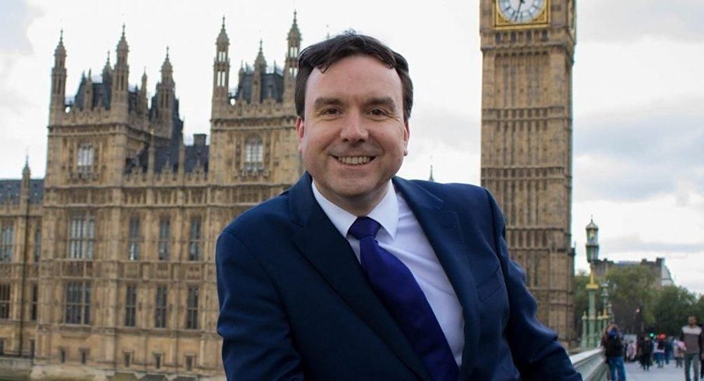 В Великобритании министр подал в отставку из-за смс сексуального характера В Великобритании министр подал в отставку из-за смс сексуального характера