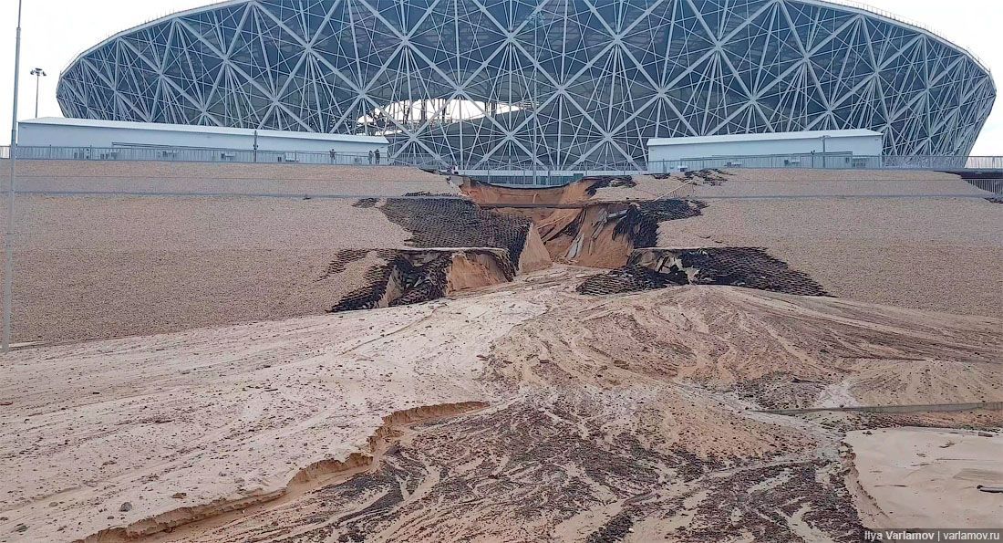 Футбольный стадион в России буквально смыло водой: красноречивые фото