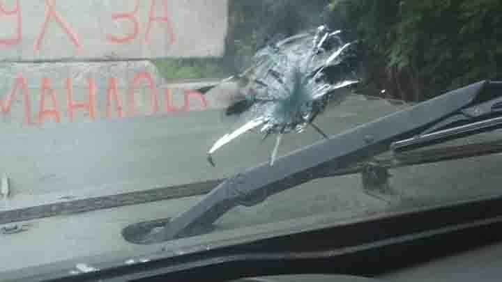 Проросійські бойовики обстріляли бронемашину з прикордонниками Проросійські бойовики обстріляли бронемашину з прикордонниками