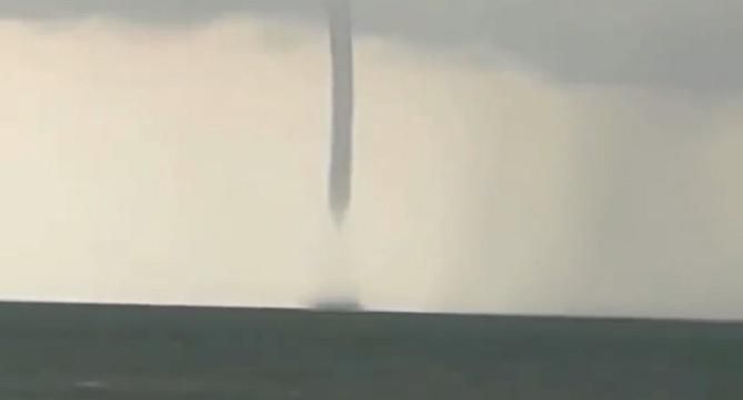 Над морем біля Бердянська помітили рідкісне природне явище: фото і відео Над морем біля Бердянська помітили рідкісне природне явище: фото і відео