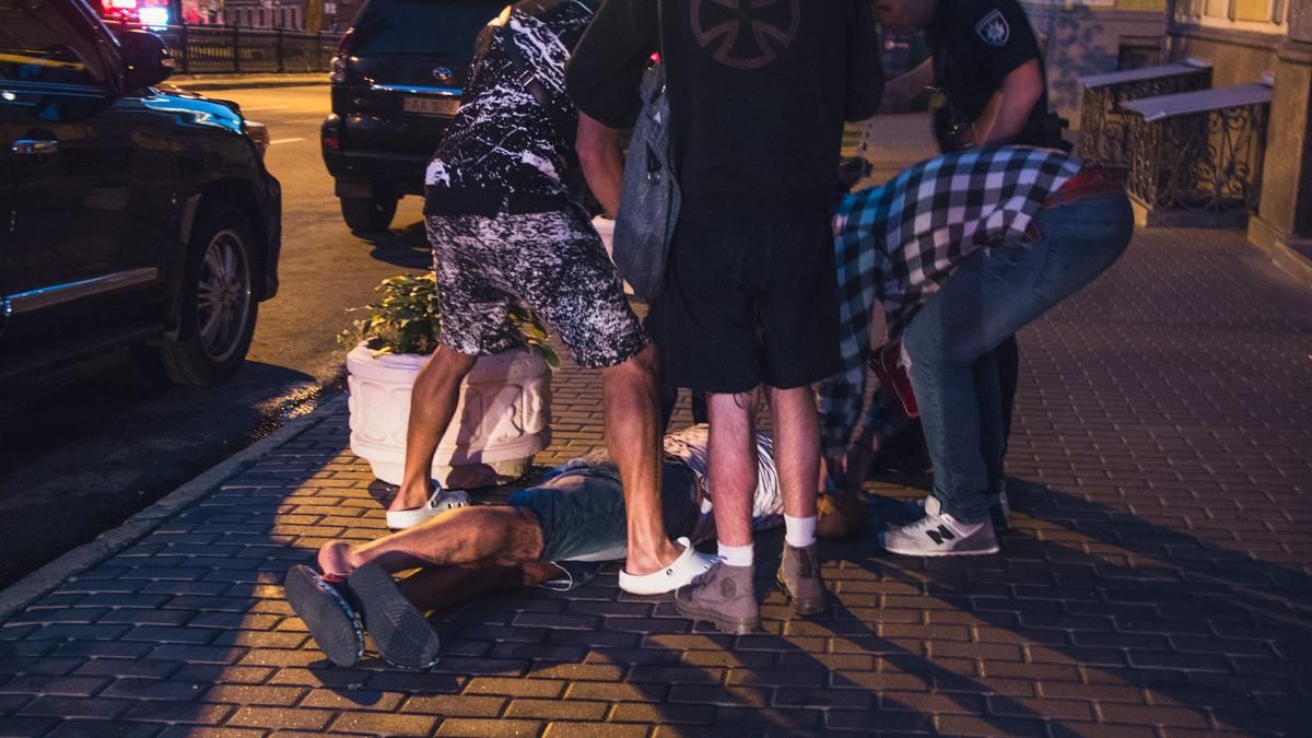 Пьяная компания на флагманском внедорожнике устроила перепалку с полицией в Киеве