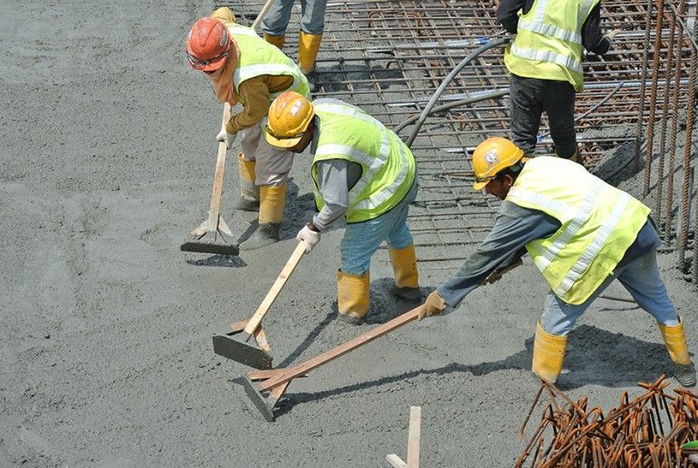 Трудові мігранти несуть як очевидні, так і приховані витрати, – ЗМІ