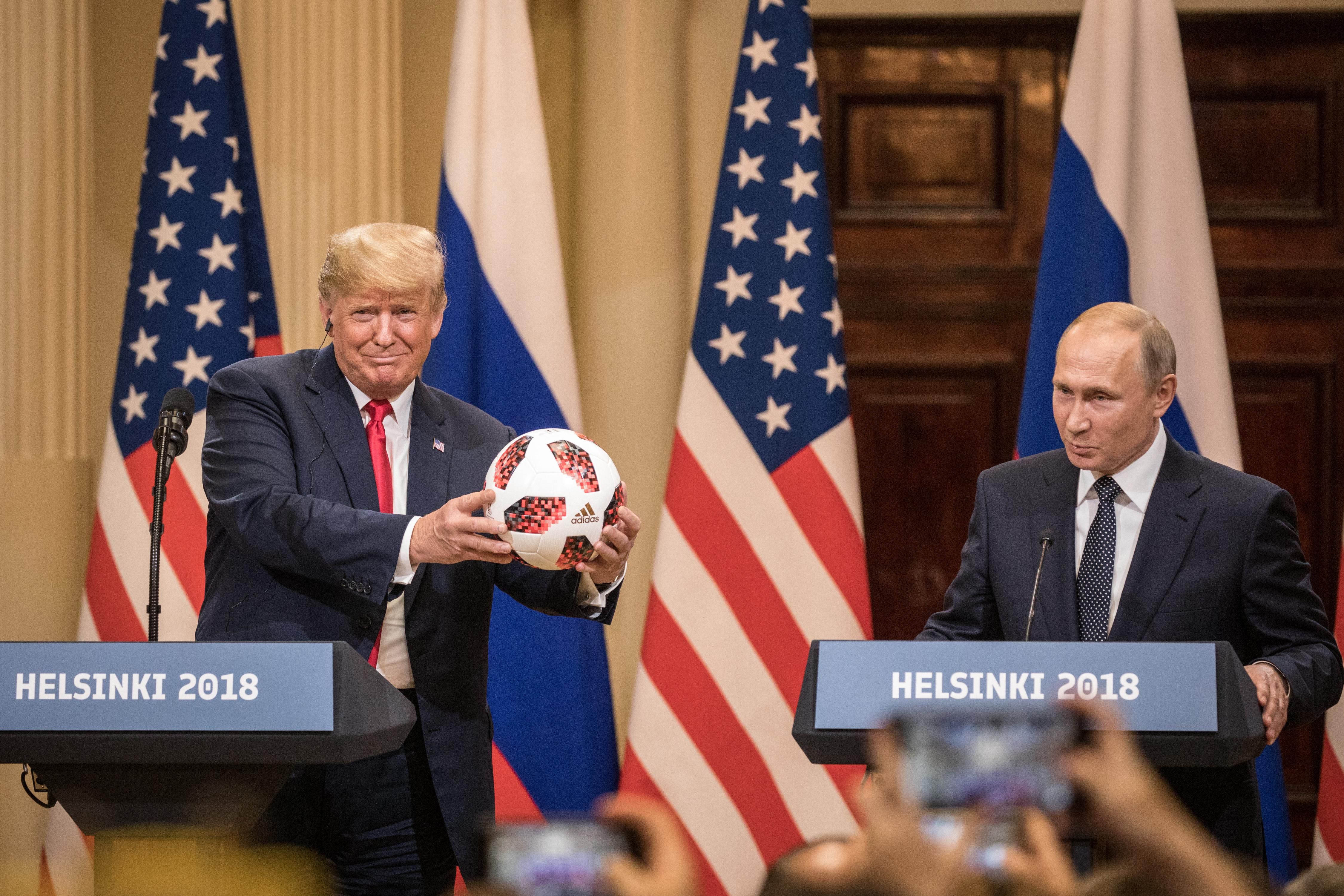 Путин подарил Трампу мяч: тот бросил его Мелании, но не попал