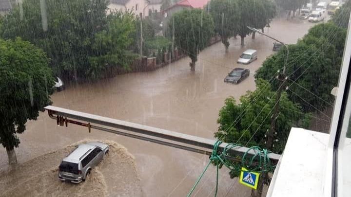 Сильные ливни на Тернопольщине: реки и водопады вместо улиц и автомобили-субмарины