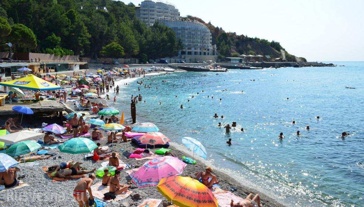 "Забирають все": жителі окуповного Криму шоковані витівками туристів "Забирають все": жителі окуповного Криму шоковані витівками туристів