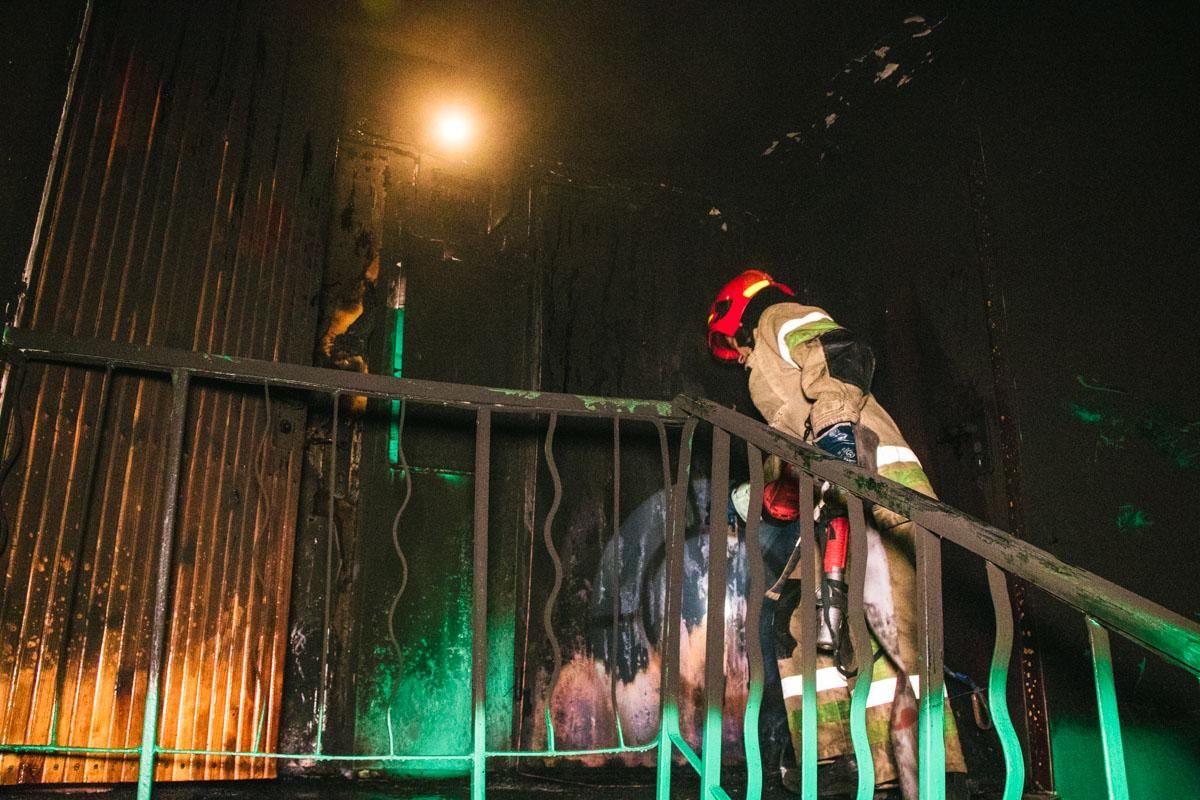 В Києві загорілася квартира: фото з місця події