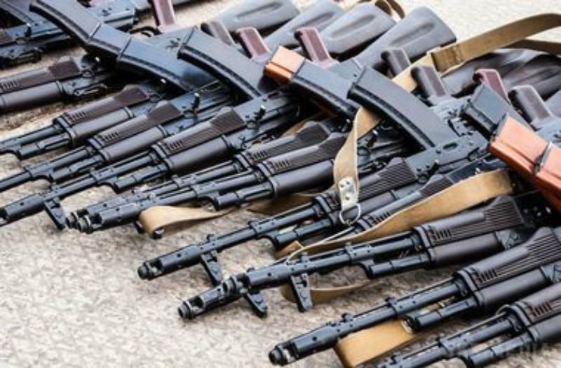 Автомат поштою: правоохоронці викрили угруповання постачальників нелегальної зброї