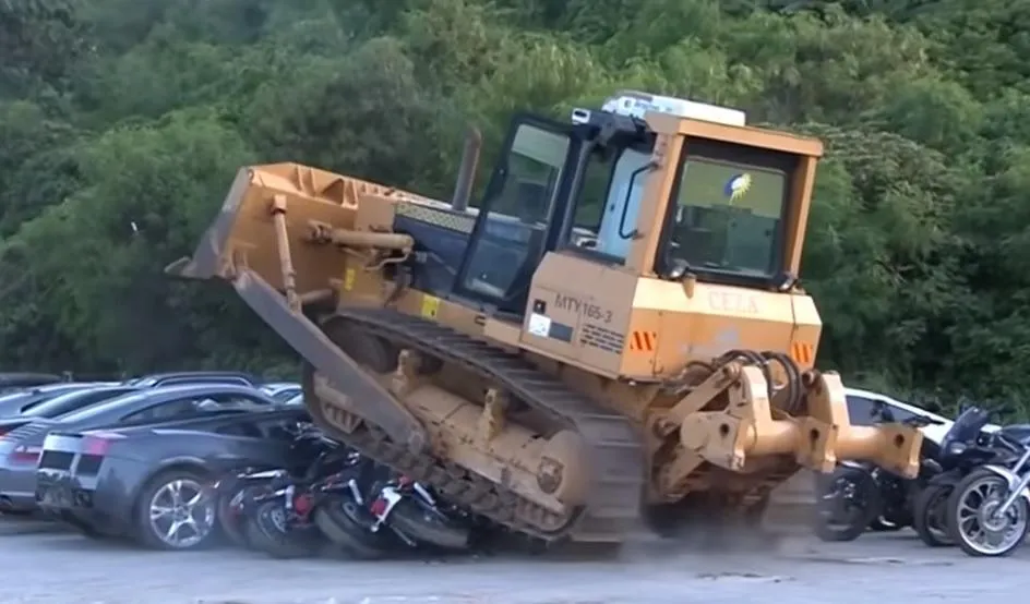 У Філіппінах бульдозер показово знищив десятки елітних автомобілів У Філіппінах бульдозер показово знищив десятки елітних автомобілів