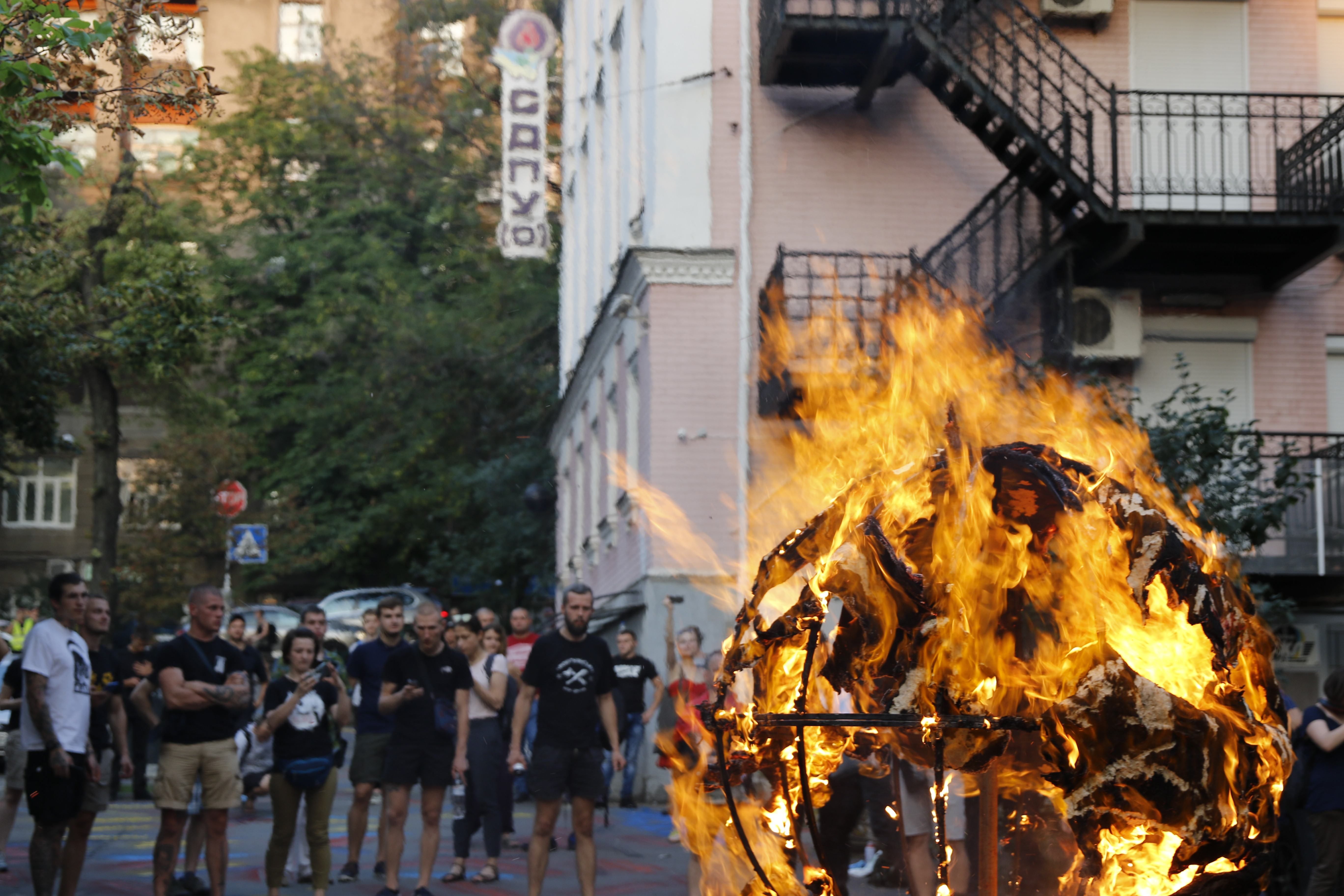 "Ваті – торба!": як у Києві навідалися до офісу Медведчука та що з того вийшло "Ваті – торба!": як у Києві навідалися до офісу Медведчука та що з того вийшло