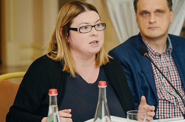 Облиту кислотою херсонську чиновницю Гандзюк виписали з лікарні та вивозять з Херсона Облиту кислотою херсонську чиновницю Гандзюк виписали з лікарні та вивозять з Херсона