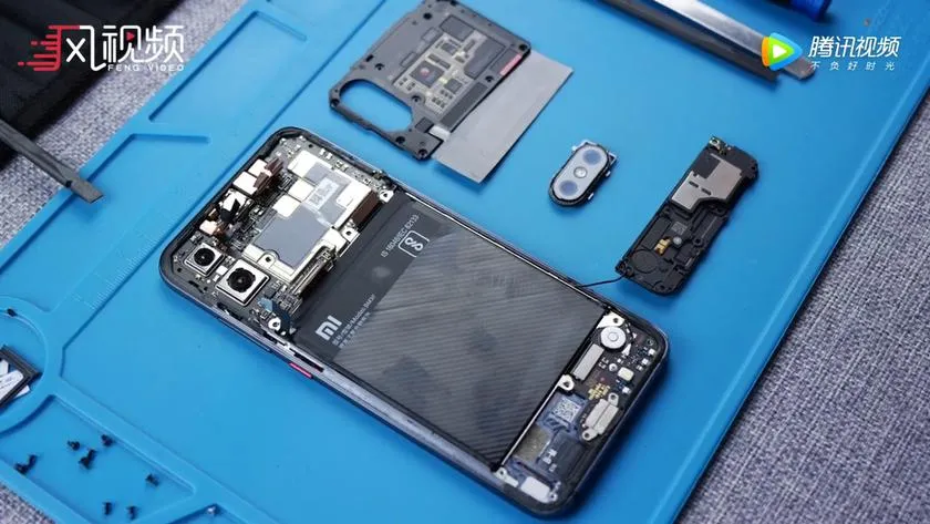 Що під кришкою у Mi 8 Explorer Edition Що під кришкою у Mi 8 Explorer Edition