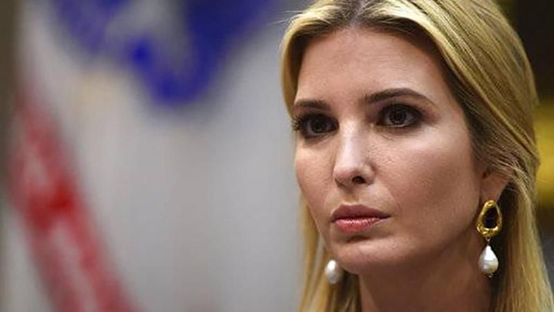 Іванка Трамп одягнула яскравий костюм на церемонію підписання закону: фото