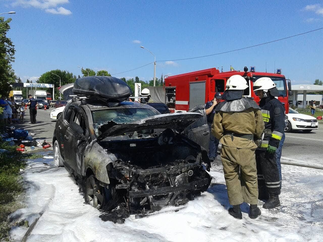 В Днепре загорелся автомобиль с детьми