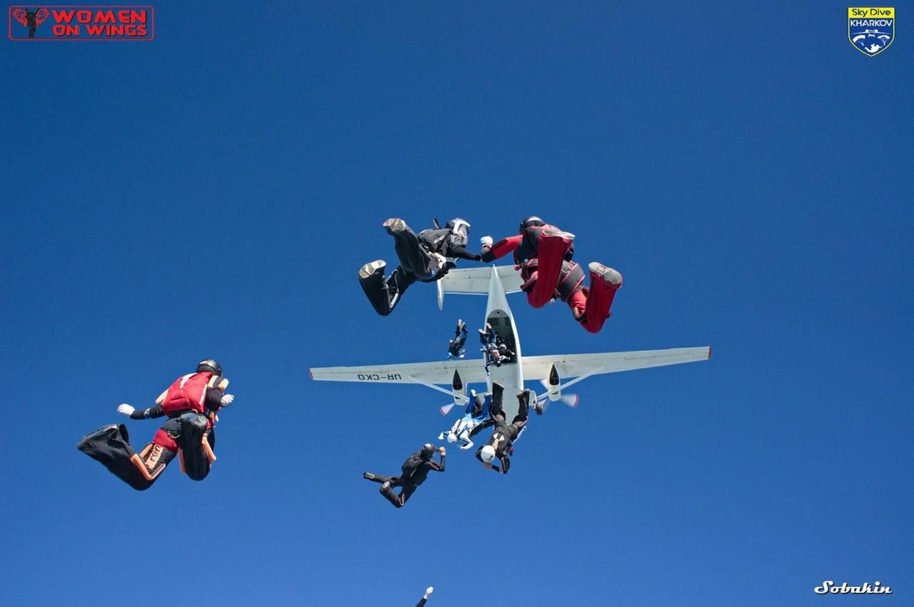 В Украине 57 парашютистов установили мировой рекорд: невероятные фото
