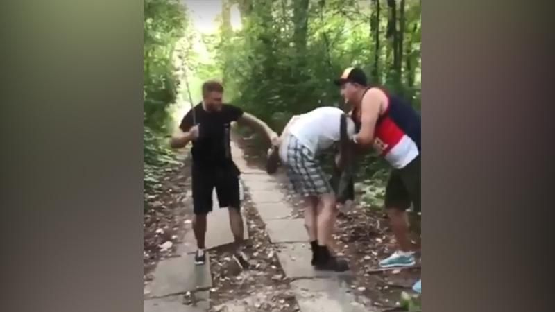 В Киеве средь бела дня активисты выпороли мужчину в трусах: видео В Киеве средь бела дня активисты выпороли мужчину в трусах: видео