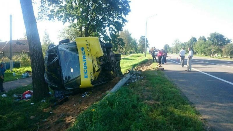 У Білорусі перекинувся туристичний автобус з українцями: фото