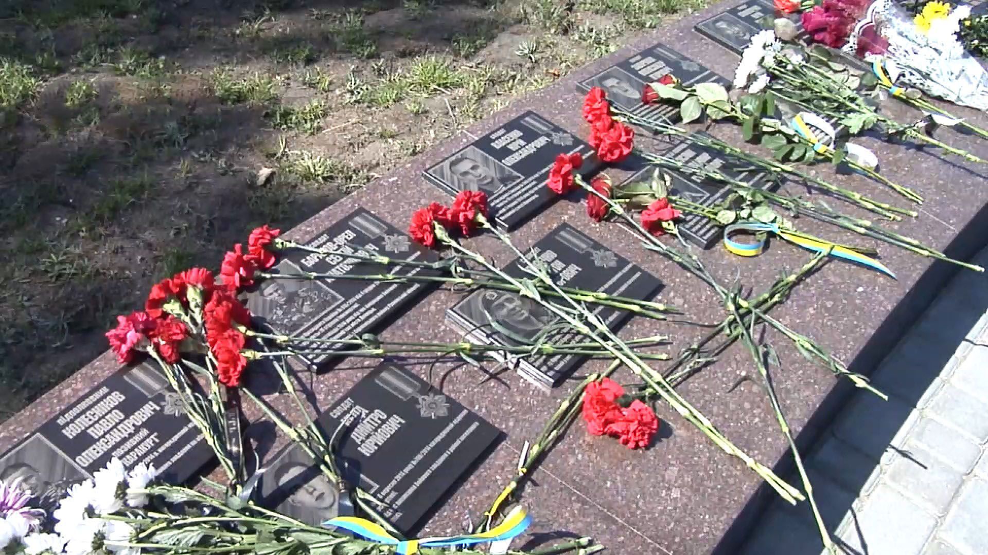 "ДАП не був таким важким, як літо 2014-ого": у Миколаєві вшанували пам'ять загиблих десантників "ДАП не був таким важким, як літо 2014-ого": у Миколаєві вшанували пам'ять загиблих десантників
