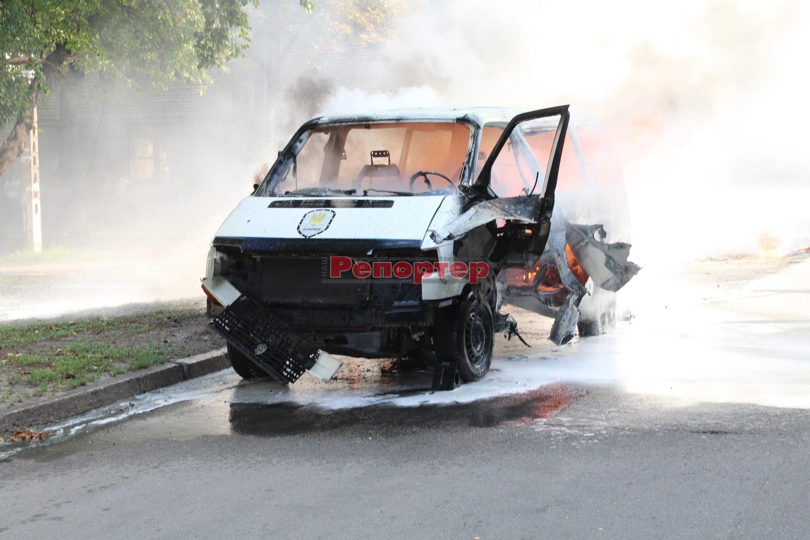 На Днепропетровщине взорвался микроавтобус с депутатом: фото и видео 18+