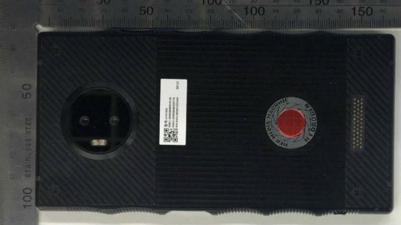 Американцы готовят смартфон с голографическим экраном и 4 камерами на передней панели Американцы готовят смартфон с голографическим экраном и 4 камерами на передней панели