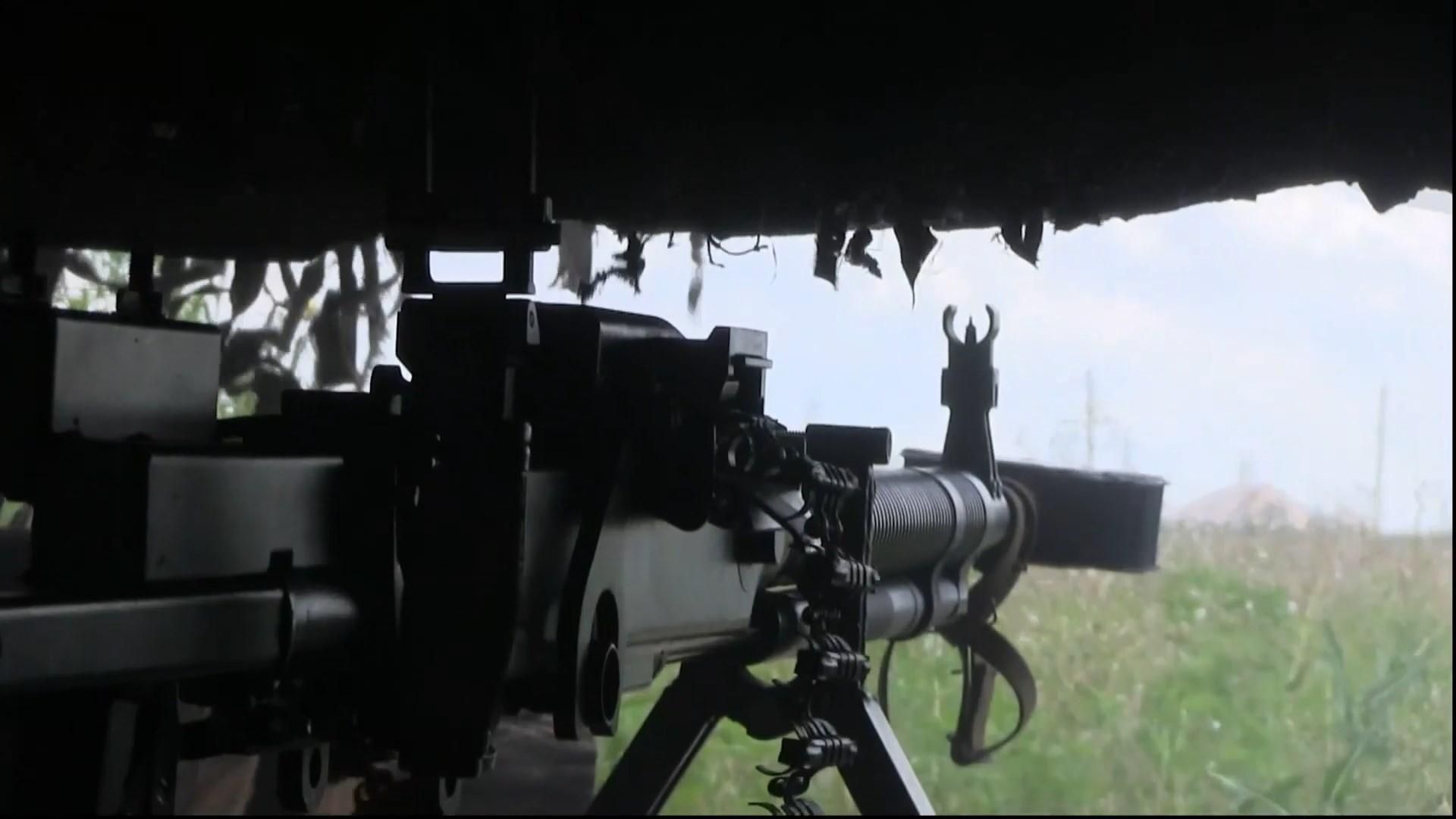 Вражеский снайпер дерзко работал в Красногоровке: видео боя