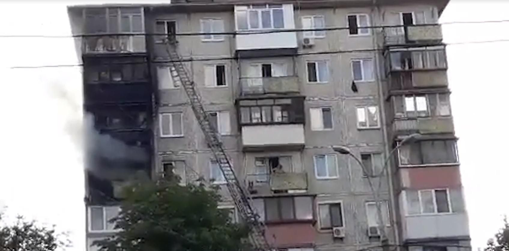 У Києві горить багатоквартирний будинок
