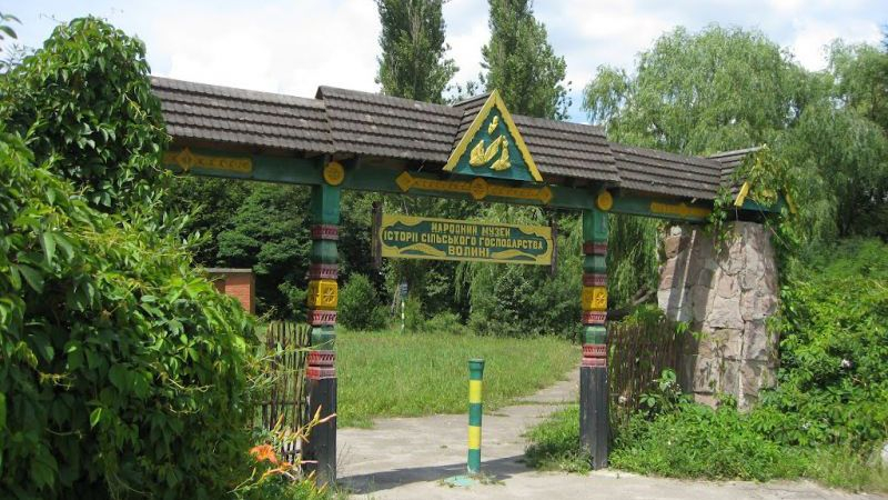 На Волыни иностранные волонтеры облагораживают музей деревенской архитектуры