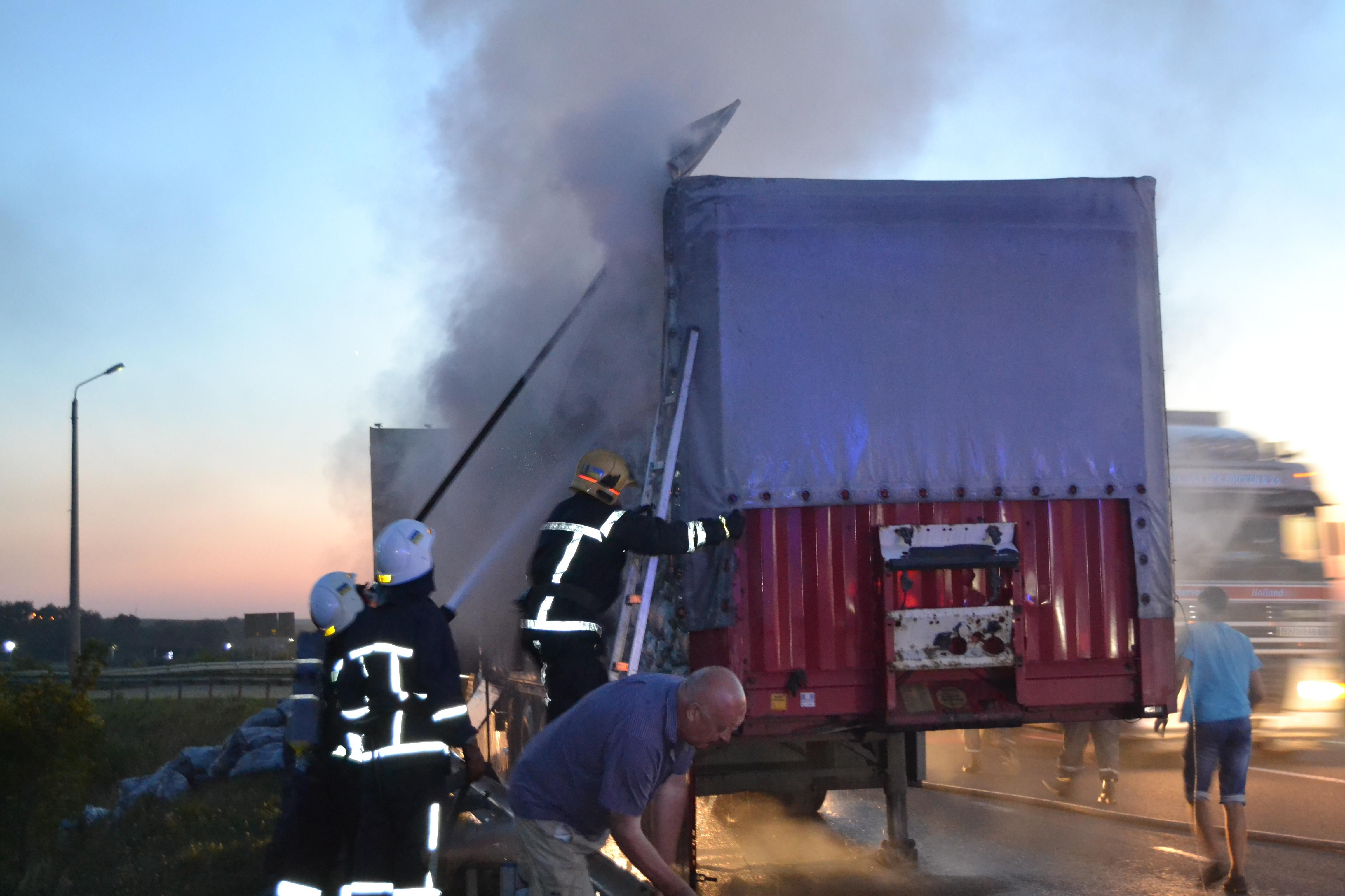 На Рівненщині загорілася вантажівка, що перевозила 10 тонн деревного вугілля 