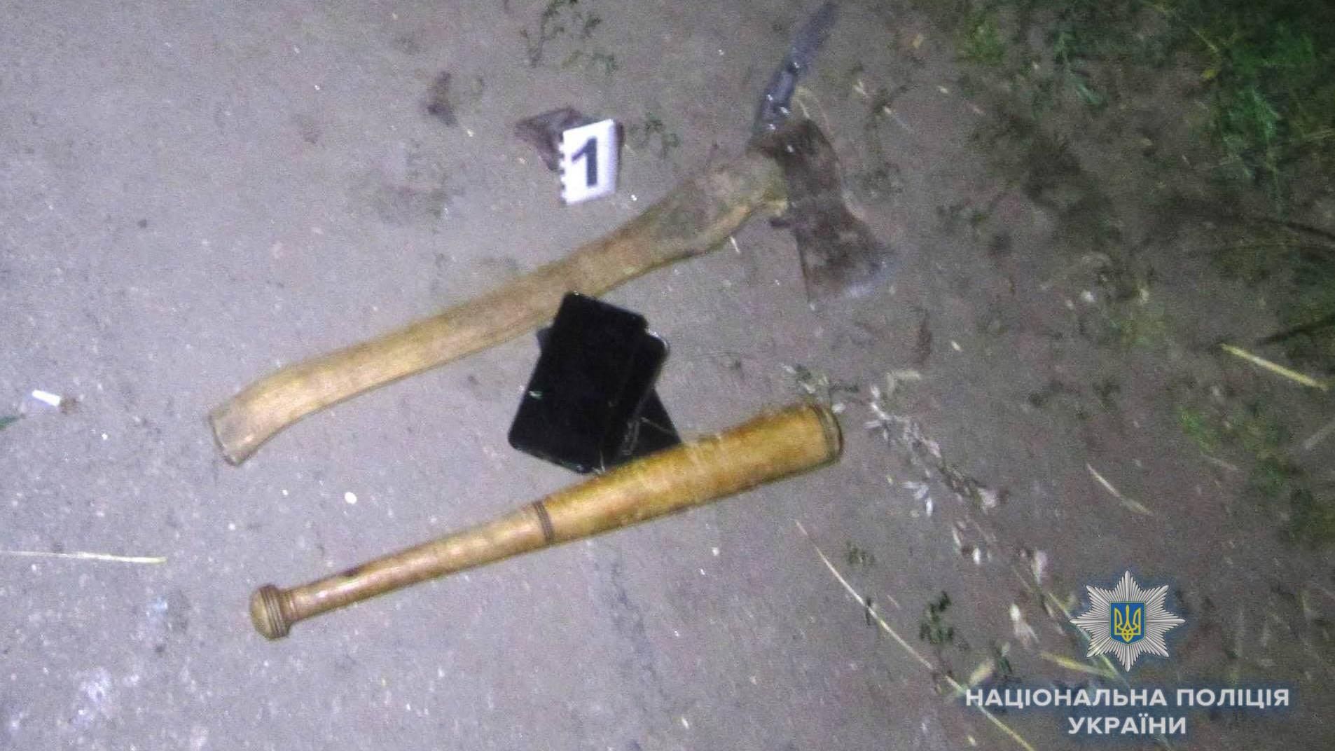 В Киевской области двое россиян зверски избили местных и топором разбили авто