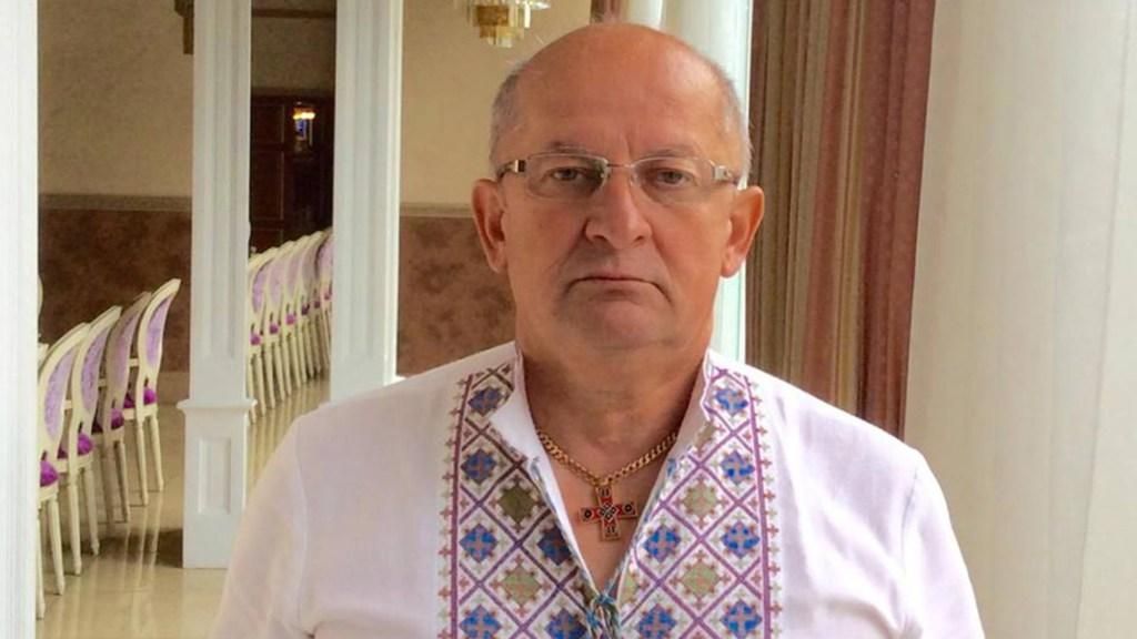 Порошенко нагородив почесним званням псевдонауковця з вигаданими регаліями Порошенко нагородив почесним званням псевдонауковця з вигаданими регаліями