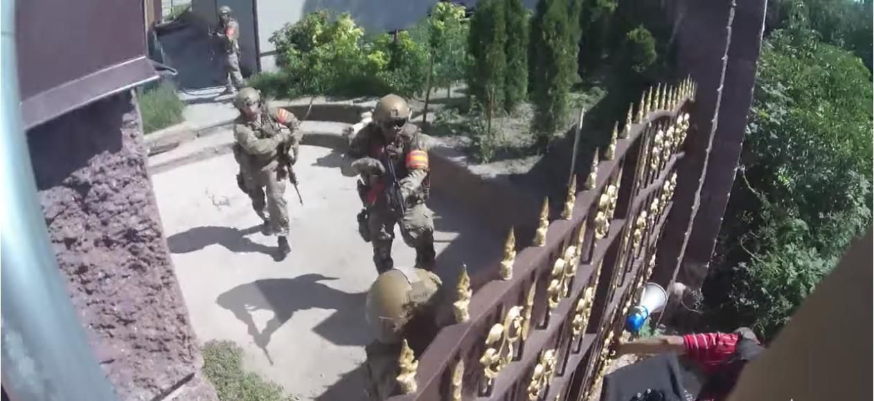 У Дніпрі затримали двох зловмисників, які вистрілили дівчині в обличчя: відео У Дніпрі затримали двох зловмисників, які вистрілили дівчині в обличчя: відео