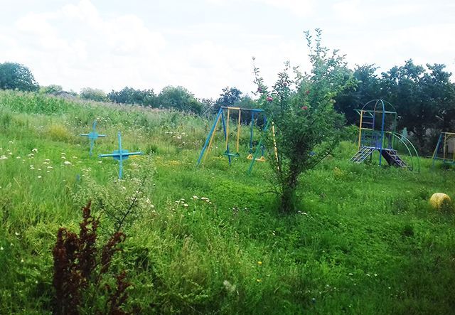 На Одещині спалахнув скандал через дитячий майданчик на могилах На Одещині спалахнув скандал через дитячий майданчик на могилах