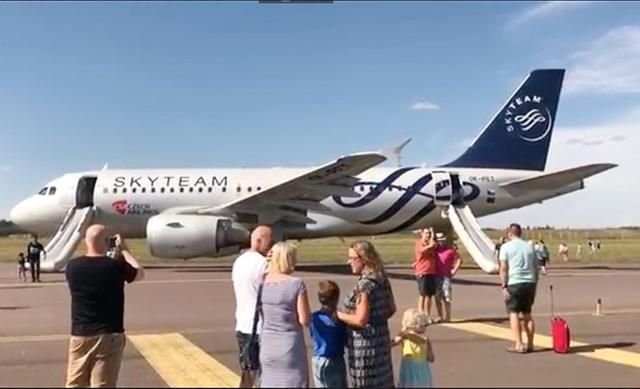 У Фінляндії загорівся пасажирський літак: фото У Фінляндії загорівся пасажирський літак: фото