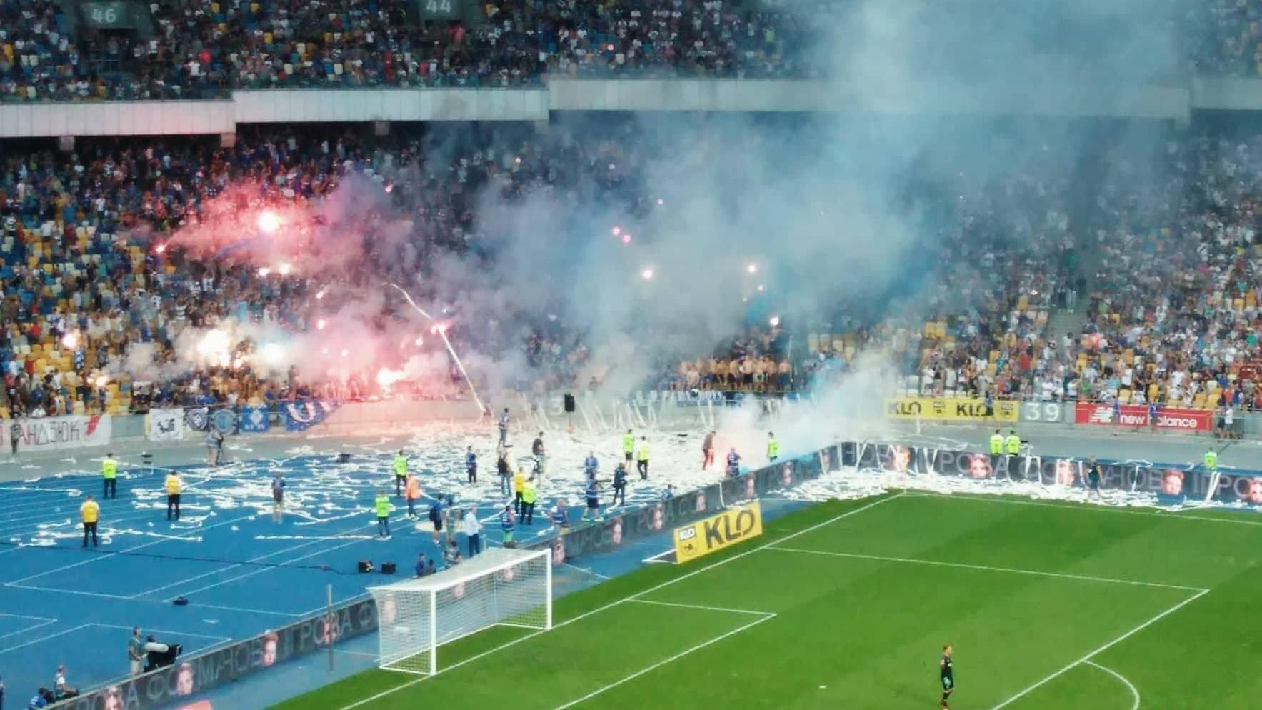 Фани "Динамо" закидали поле під час матчу з "Шахтарем" туалетним папером: фото Фани "Динамо" закидали поле під час матчу з "Шахтарем" туалетним папером: фото