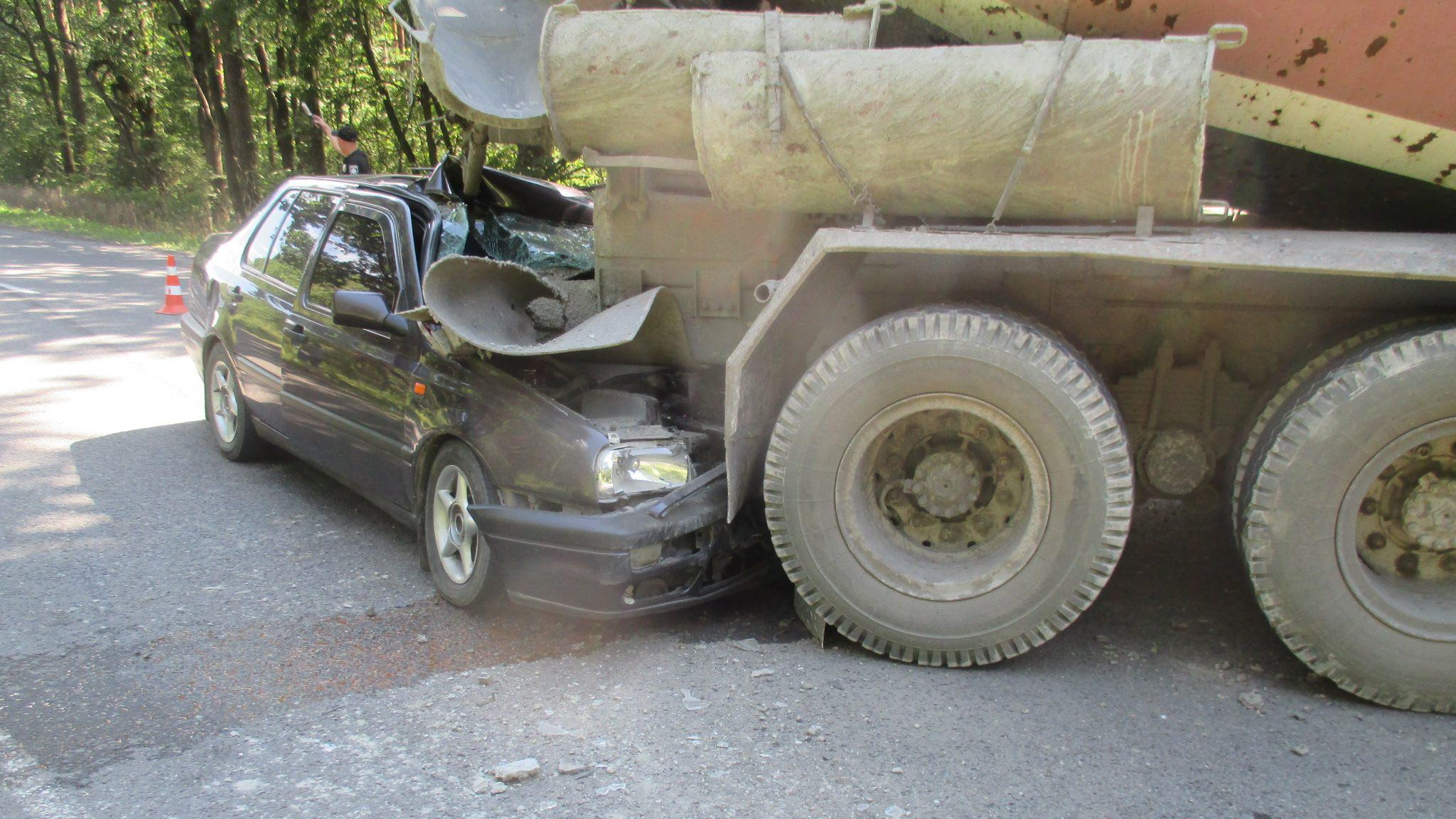 Легковушка врезалась в бетоновоз на Львовщине: 5 пострадавших, в том числе девушка-подросток