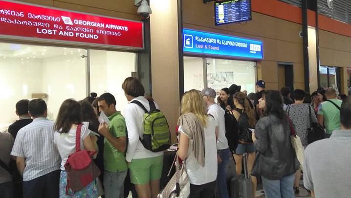 Українці залишились без багажу у Тбілісі після 13-годинної затримки рейсу Yanair: фото та відео Українці залишились без багажу у Тбілісі після 13-годинної затримки рейсу Yanair: фото та відео