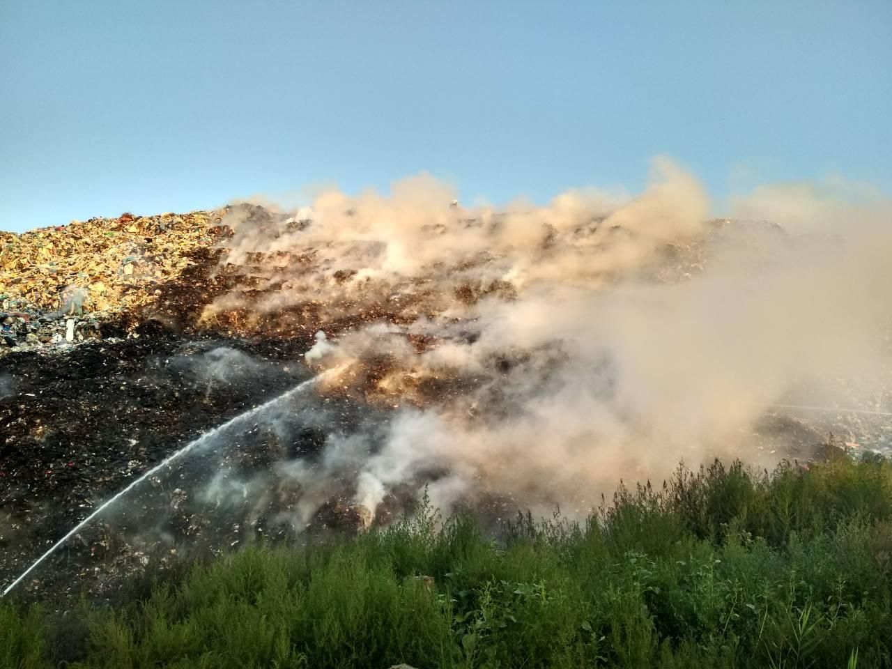 Під Полтавою вже другу добу горить сміттєзвалище: рятувальники ліквідовують пожежу