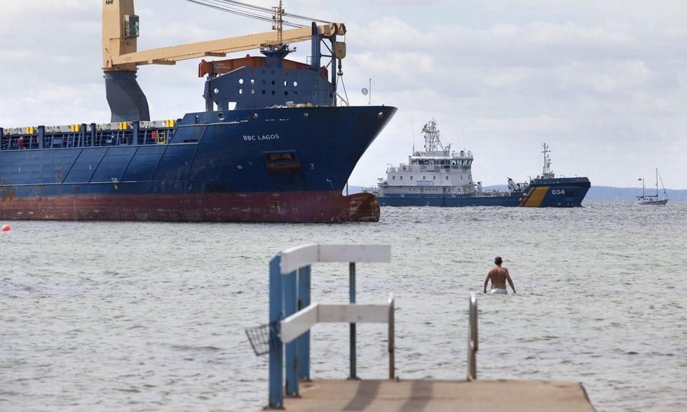 Возле берегов Швеции пьяный российский капитан посадил судно на мель: видео Возле берегов Швеции пьяный российский капитан посадил судно на мель: видео