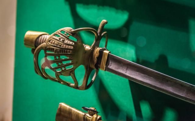 У Києві чоловік із шаблею нападав на перехожих У Києві чоловік із шаблею нападав на перехожих