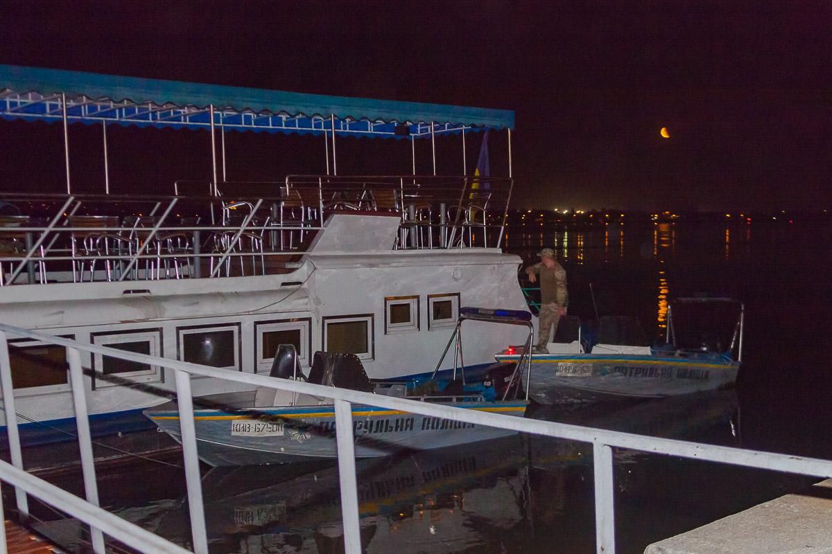 У Дніпрі нетверезий капітан катера врізався у ресторан У Дніпрі нетверезий капітан катера врізався у ресторан