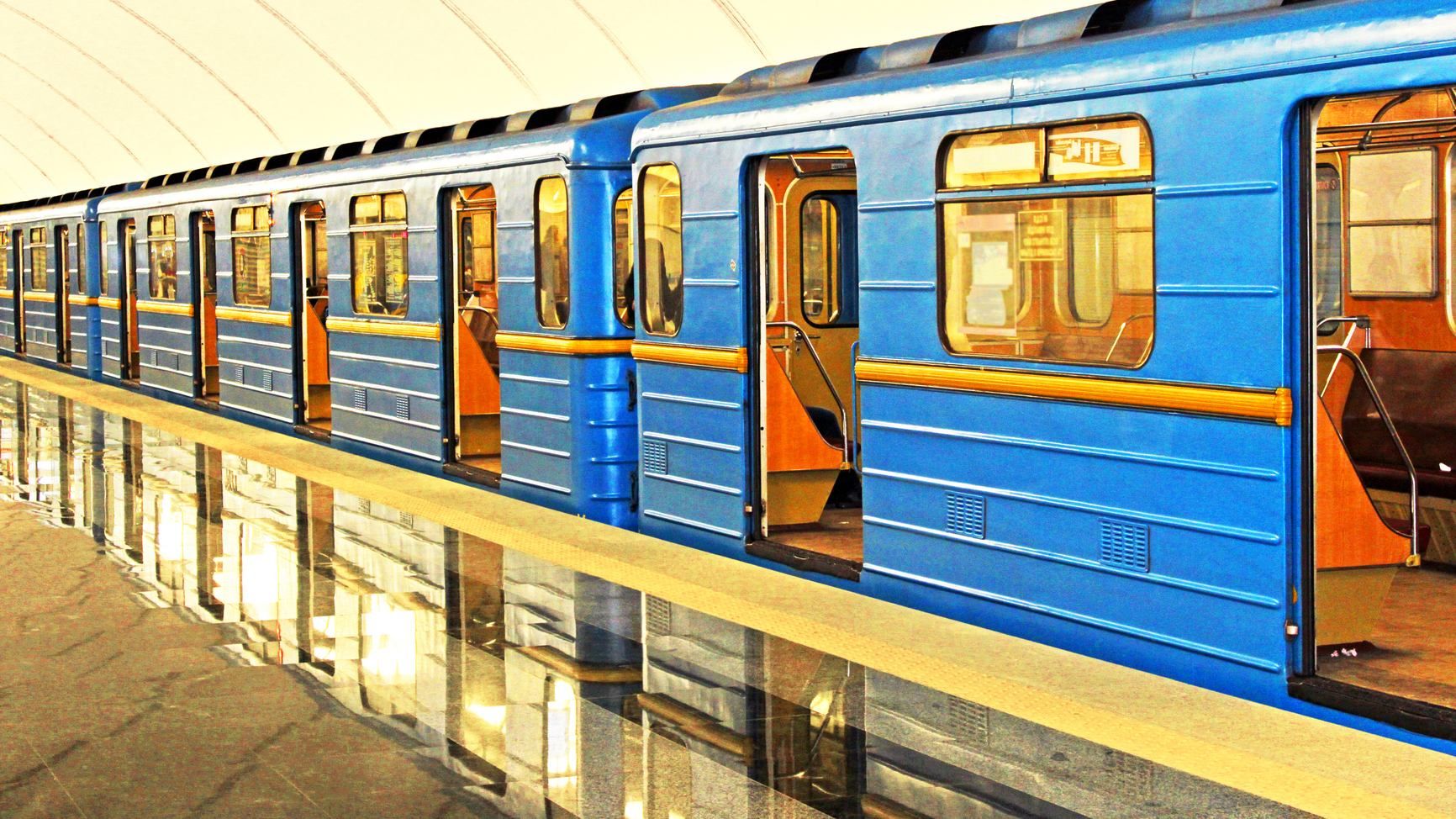 В метро в Киеве произошел технический сбой: несколько станций закрыты