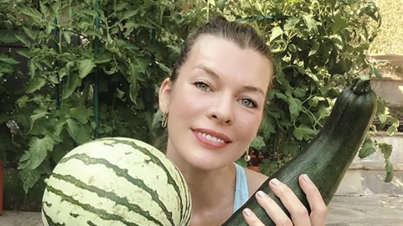 Актриса Мила Йовович похвасталась собственным урожаем: фото