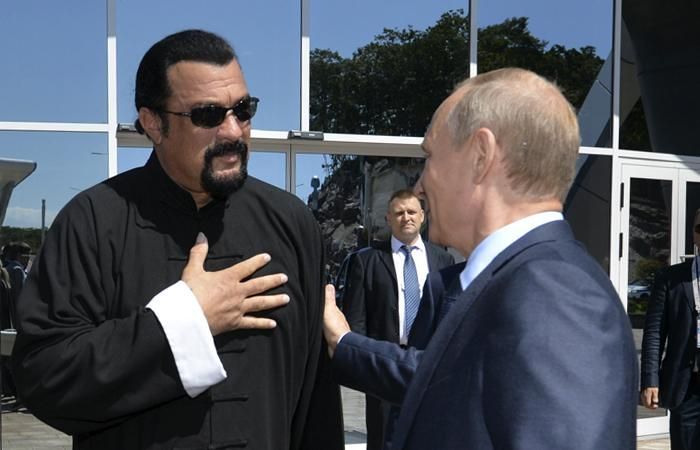 Стівен Сігал про свою нову роботу в Росії: "Я дуже серйозно ставлюся до цієї честі" Стівен Сігал про свою нову роботу в Росії: "Я дуже серйозно ставлюся до цієї честі"
