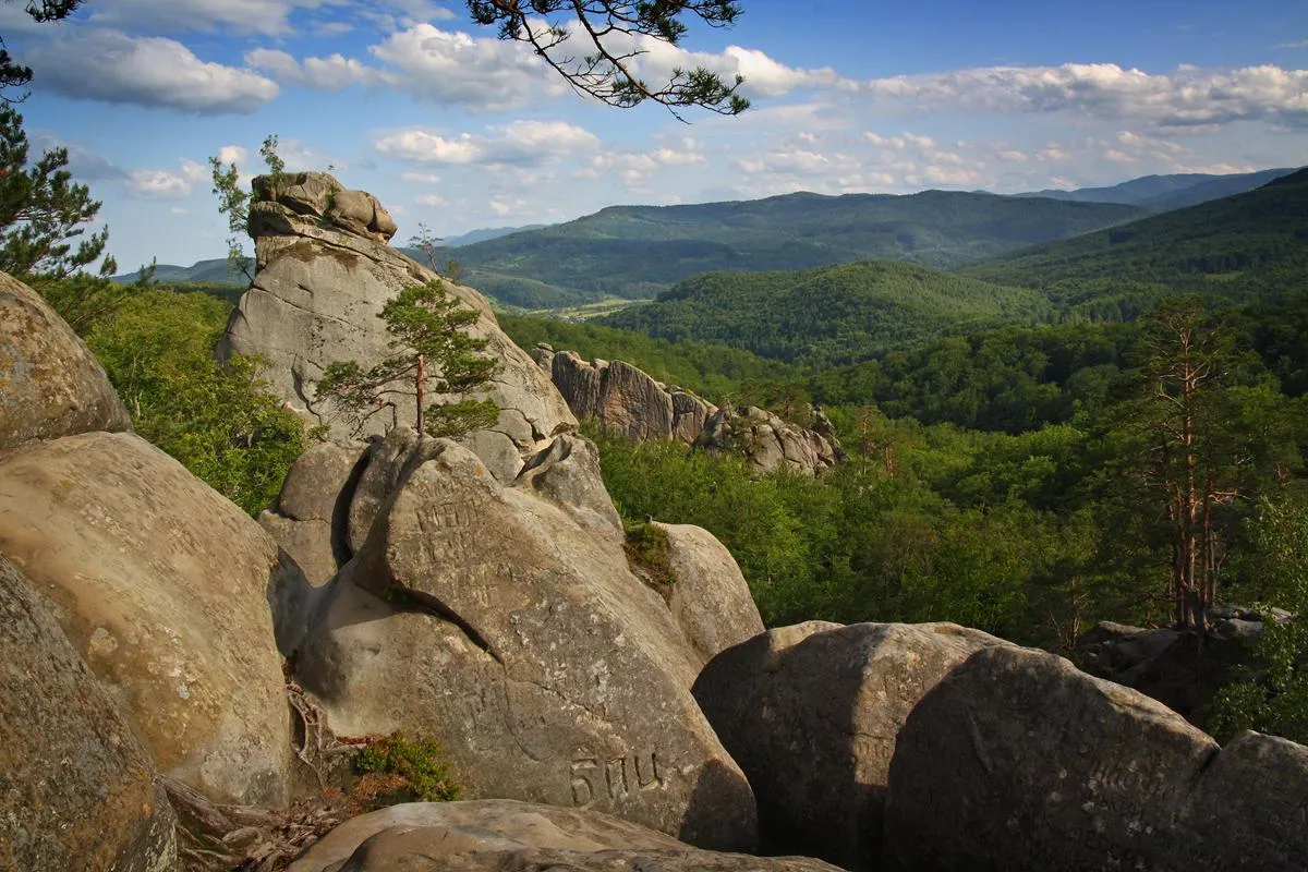 Скелі Довбуша оповиті низкою легенд Скелі Довбуша оповиті низкою легенд