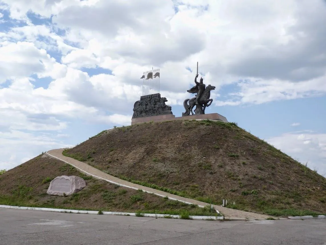 Історія, Луганськ, Культура, пам'ятки, пам'ятник князю Ігорю, Україні – 27, цікаві місця