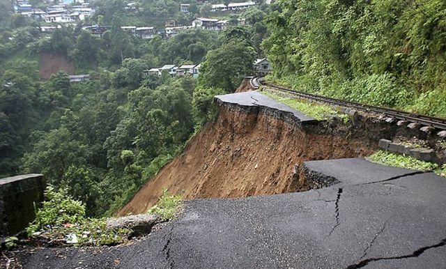 Оползни и наводнения в Непале: погибли дети