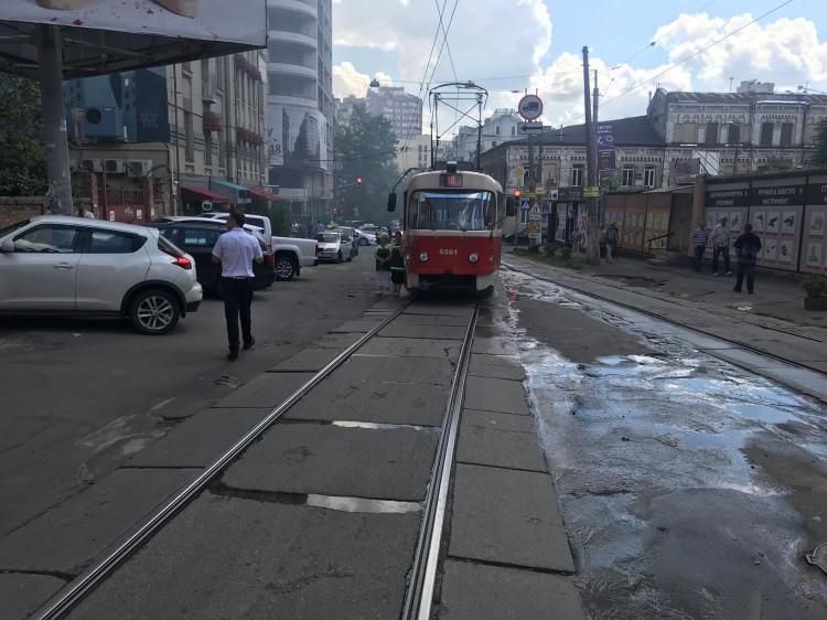 Из-за пожара в центре Киева перекрыли движение трамваев