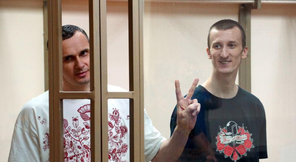 У Криму Сенцова і Кольченка намалювали під муралом з Путіним: фото У Криму Сенцова і Кольченка намалювали під муралом з Путіним: фото