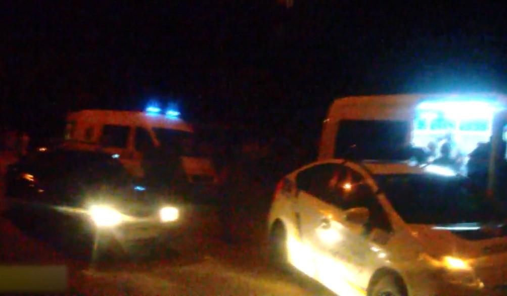 У Запоріжжі 17-річна водійка в'їхала у патрульну машину та збила двох пішоходів: відео
